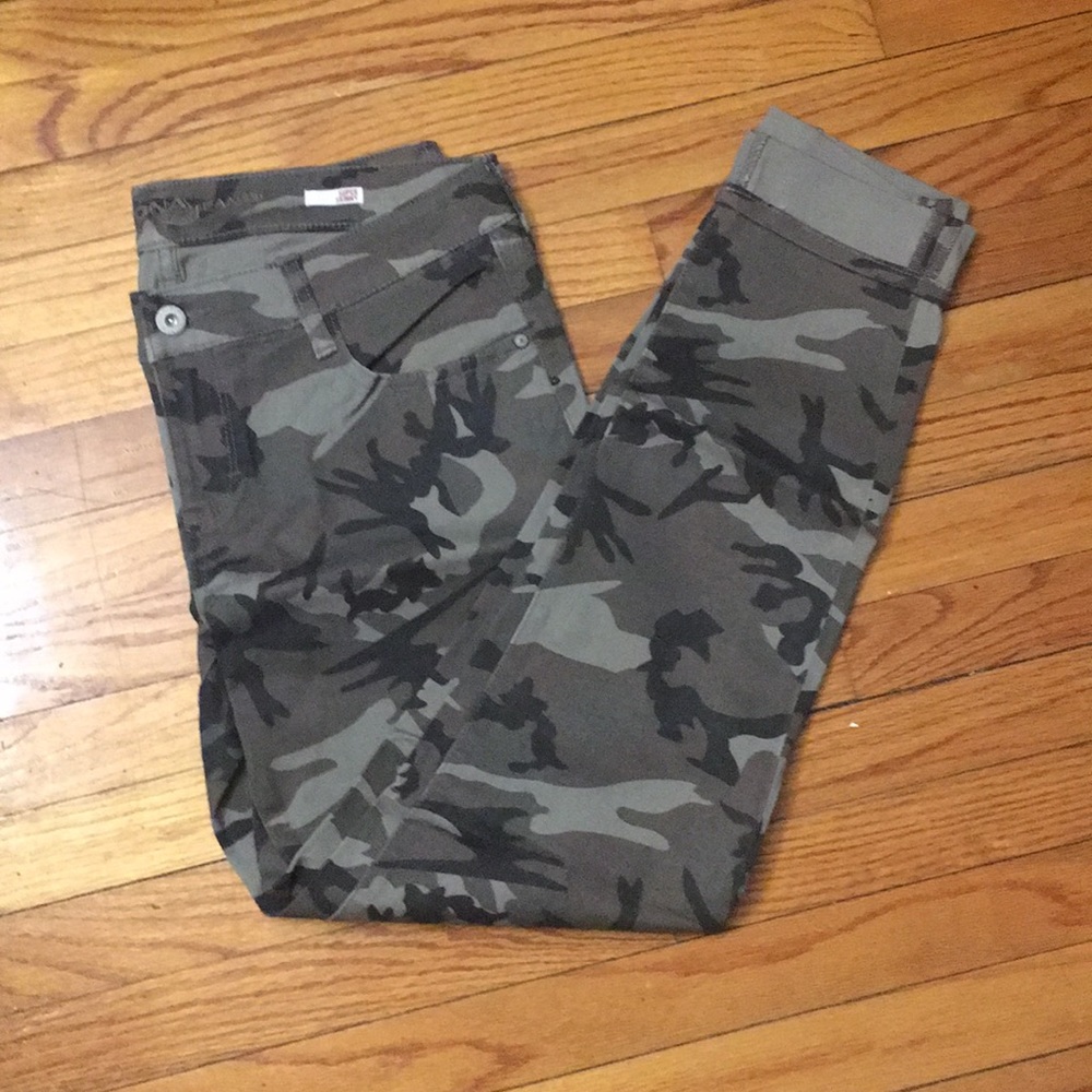 NWOT camo skinny jeans